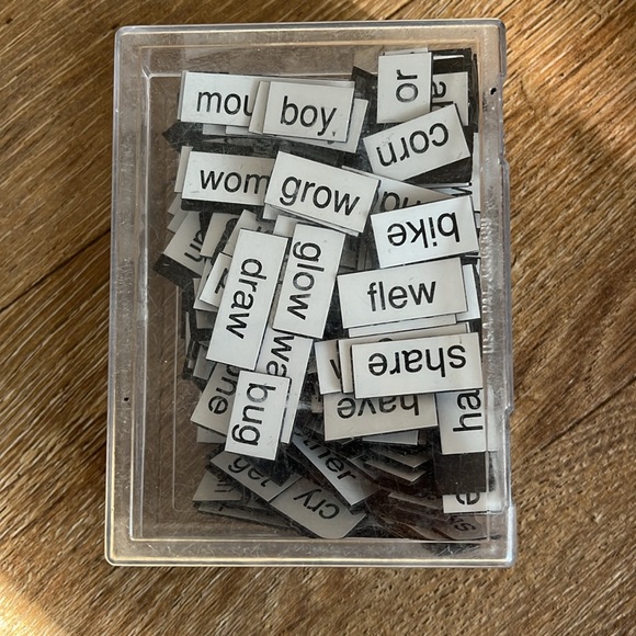 Magnetic Poetry Kids' Magnetic Word Kit - Picture 2 of 5